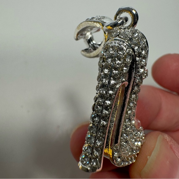 NWT. Stiletto high heel keychain. Silver tone rhinestone shoe keychain. - Picture 6 of 7